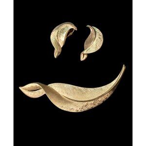 Vintage Crown Trifari Brushed Gold Tone Leaf Brooch & Clip-On Earrings  set